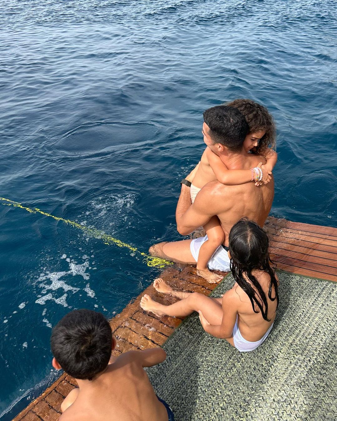 Cristiano Ronaldo passa férias em iate avaliado em R$ 55 Milhões: confira as fotos